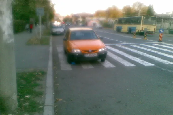 Parcarea pe trecerea de pietoni, o problemă pentru ieşeni