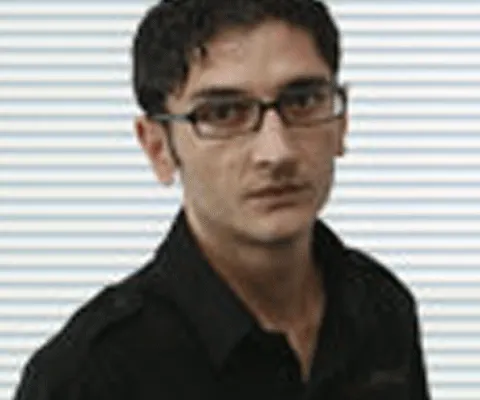 Costin Ilie: Cu leapşa prezidenţiabililor prin blogosferă: Băsescu e înger şi demon, Crin Antonescu e sărac şi cinstit, Oprescu e miştocarul de serviciu, iar Geoană are şanse, dar nu în România