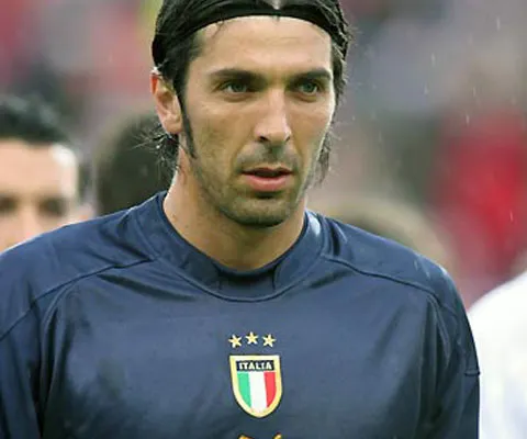 Buffon va fi supus unei intervenţii chirurgicale la genunchi
