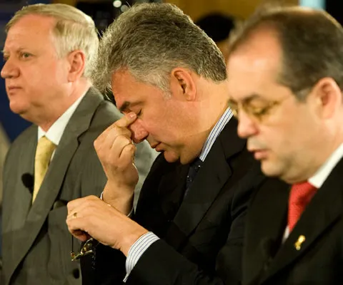 Soarta Guvernului Boc depinde de poziţia UDMR şi de eventuale defecţiuni ale PSD şi PNL. VEZI POSIBILITĂŢILE