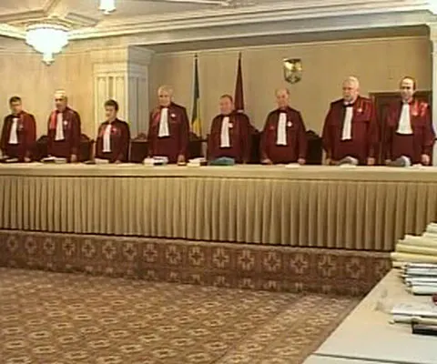 Curtea Constituţională se pronunţă astăzi cu privire la legalitatea moţiunii de cenzură depuse de PNL-UDMR