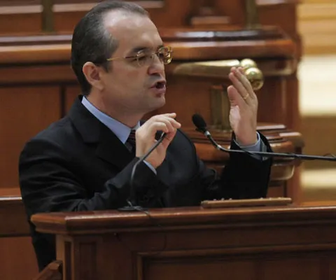 Guvernul Boc a căzut. Moţiunea de cenzură iniţiată de PNL şi UDMR a fost adoptată