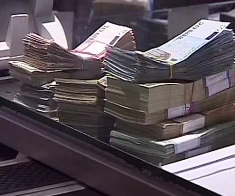 Bursa reacţionează imediat la căderea Guvernului, cursul de schimb se menţine relativ stabil