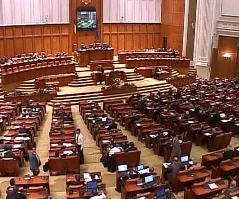 Parlamentarii sunt nevoiţi să valideze un nou guvern, dacă vor să înlăture Cabinetul Boc