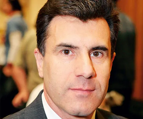 Editorialistul Lucian Croitoru susţine reducerea cheltuielilor publice cu salarii şi pensii şi se opunea creşterii impozitelor