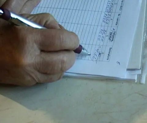 În Mureş, se împart alimente pensionarilor şi se strâng semnături