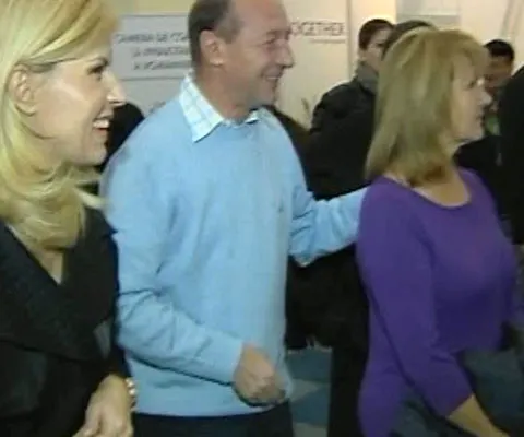 Băsescu, apostrofat de un vizitator la Târgul de Turism: "Dacă stricăm guvernele aşa, în fiecare zi, ce ne facem?"