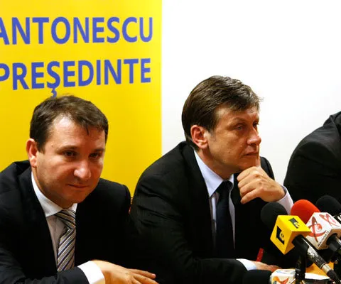 Crin Antonescu spune că Emil Boc a fost "stricat" de Băsescu şi luat de vântul puterii