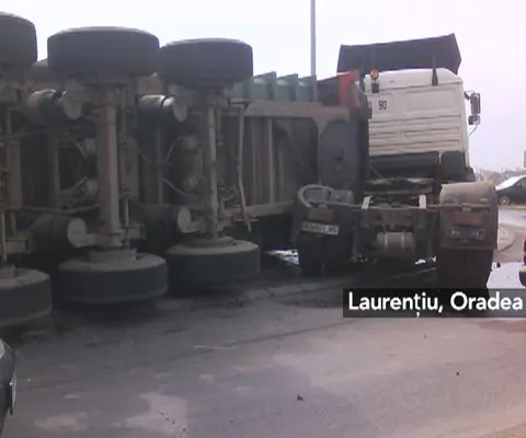 Un tir plin cu sfeclă de zahăr s-a răsturnat în apropiere de Oradea - VEZI IMAGINI CU ACCIDENTUL