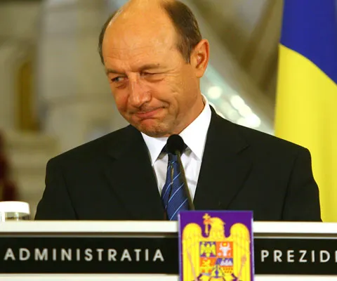 Băsescu: Nu vă uitaţi la Antene şi Realitatea două săptămâni. Vă asigur că veţi vedea România altfel!