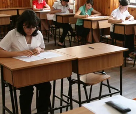 Programa este deja axată pe competenţe, spun specialiştii care elaborează subiectele de bacalaureat