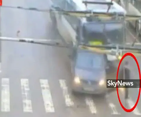 Un pieton a scăpat ca prin urechile acului din calea unui autobuz rămas fără frâne - VEZI VIDEO