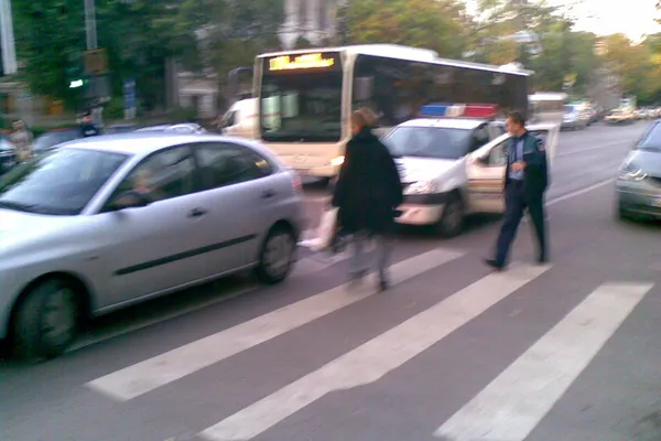 Maşina poliţiei rutiere implicată într-un accident
