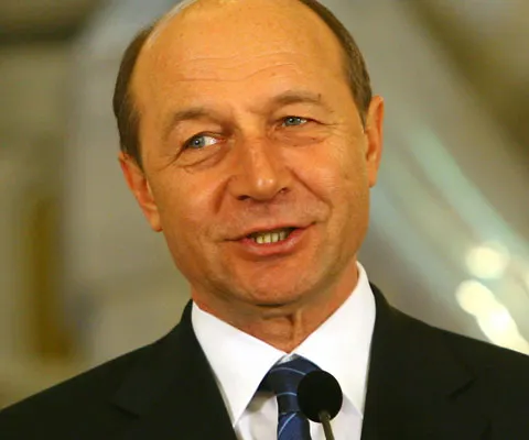 Băsescu la depunerea candidaturii: Nu pot lăsa România la mâna grupurilor de interese
