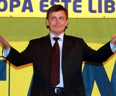 Crin Antonescu strânge bani de campanie prin SMS-uri