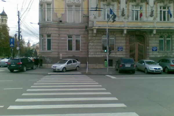 Maşina Realitatea TV Cluj, parcată pe trotuar