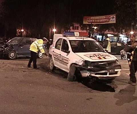 O maşină a Secţiei 24 de Poliţie a fost accidentată miercuri noapte
