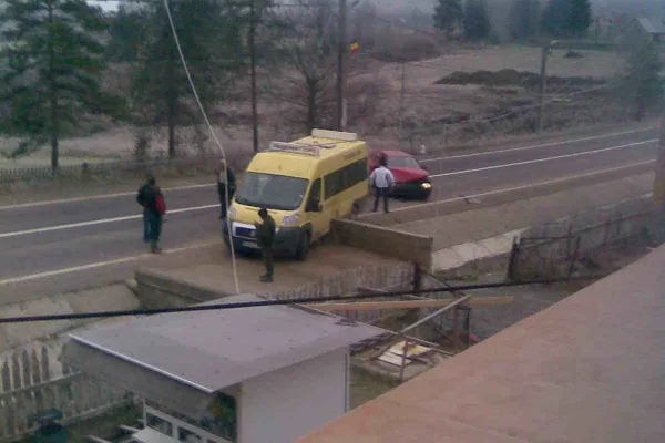 Microbuzul unei şcoli din Vatra Dornei a fost implicat într-un accident