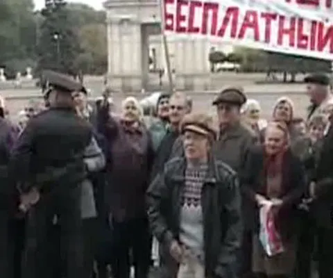 Premierul de la Chişinău, Vlad Filat a fost bruscat de pensionari la Guvern