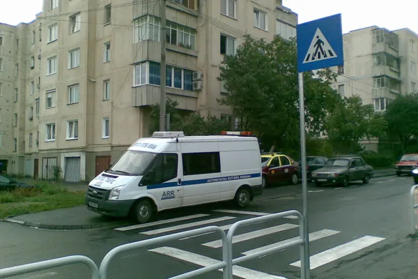 Autoritatea rutieră parcată pe trecerea de pietoni