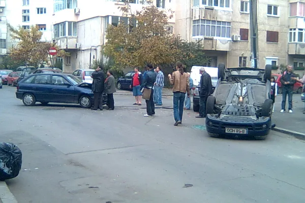Accident în Capitală - o maşină s-a răsturnat