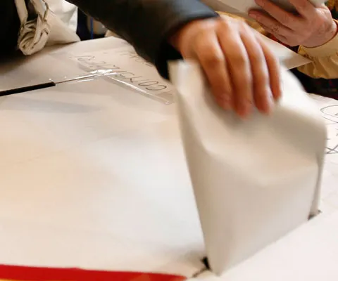 Antonescu, primul candidat trecut pe buletinele de vot. Îl urmează Geoană, Kelemen şi Băsescu