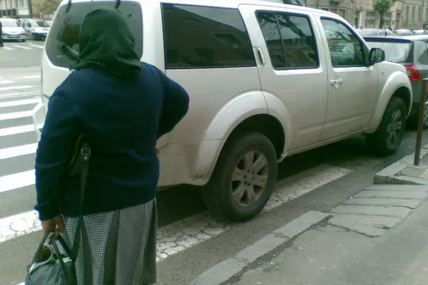 Jeep parcat pe o trecere de pietoni din Cluj