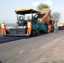 Un muncitor ce lucra la asfaltarea unui drum din Braşov a murit într-un accident de muncă