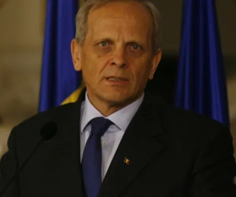 Pensiile şi salariile ar putea fi reduse până scăpăm de criză, avertizează Theodor Stolojan