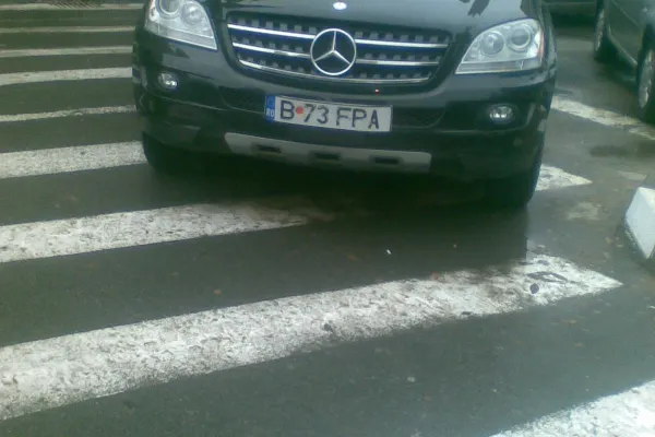 Trecere de pietoni blocată de maşinile parcate