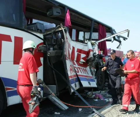 Un autocar cu români a fost implicat într-un accident grav, în Franţa