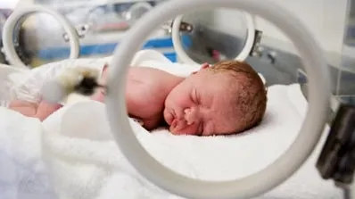 Nou-născutul ars la Maternitatea \"Bucur\" a fost supus unei a doua operaţii