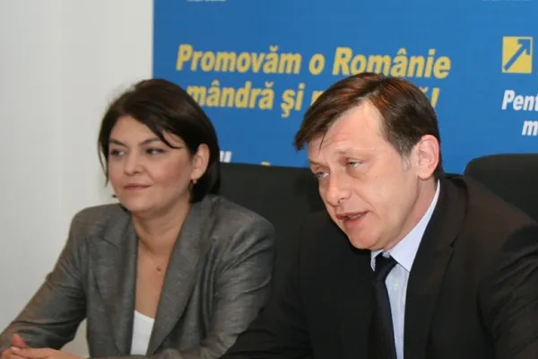 DIN CULISELE PNL: Crin Antonescu a rămas la sediu pentru numărătoarea paralelă
