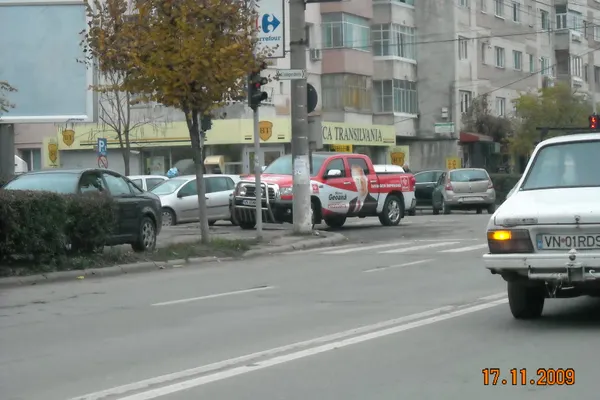 O maşină branduită cu afişe electorale era parcată pe trecerea de pietoni