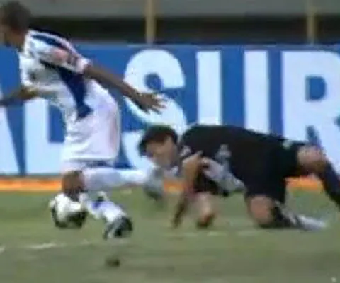 VIDEO / Accidentare şoc în Brazilia. Un fotbalist a căzut şi şi-a fracturat cotul