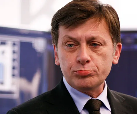 Crin Antonescu ar fi preşedintele nejucător, mereu absent, care în faţa unei crize ar spune că este la bibliotecă sau ar pleca în insula Capri, spun psihologii