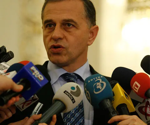 Geoană spune că îi va face cadou lui Băsescu, de ziua sa, menţinerea Guvernului Boc