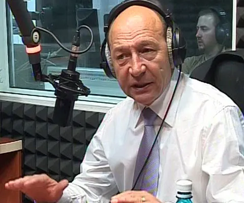 Băsescu: Garantez că în noiembrie şi decembrie vor fi plătite integral pensiile şi salariile
