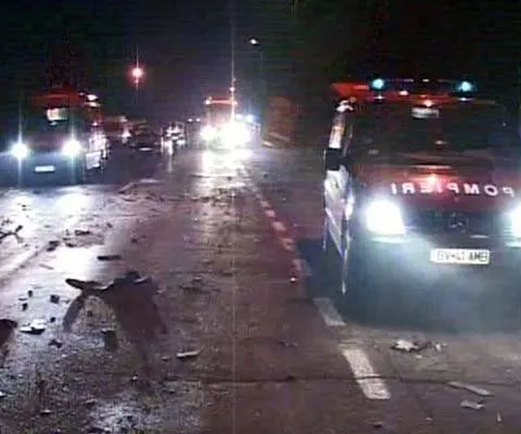 Accident la Bihor: Un microbuz s-a tamponat cu un camion pe DN 19 E
