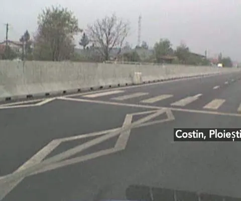 Pietonii din Bărcăneşti ar trebui să sară peste un parapete de un metru ca să traverseze drumul - VEZI FOTO