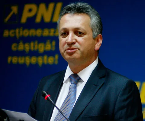 Guvernul Negoiţă este o băşcălie, spune Fenechiu