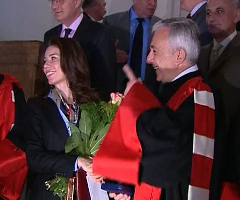 Guvernatorul BNR a fost la ASE să primească o diplomă de merit, însoţit de fiica sa