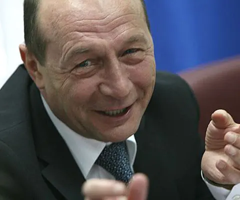 Băsescu: Dinescu spune toate minciunile cu putinţă şi îi mai şi miroase gura a petrol