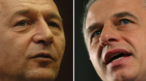 Băsescu şi Geoană se acuză reciproc că au dărâmat Guvernul Boc