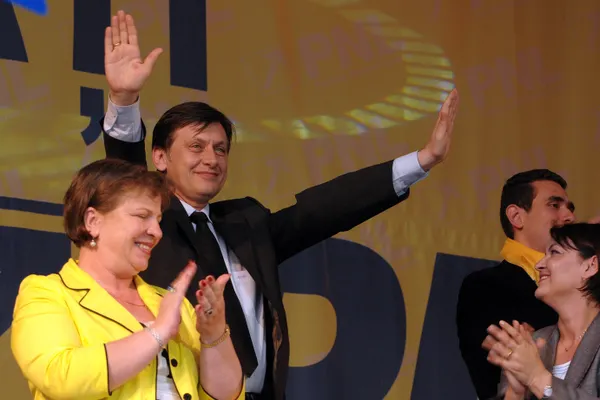 Liberalii acuză fraude electorale în Italia, dar şi în secţiile speciale din ţară