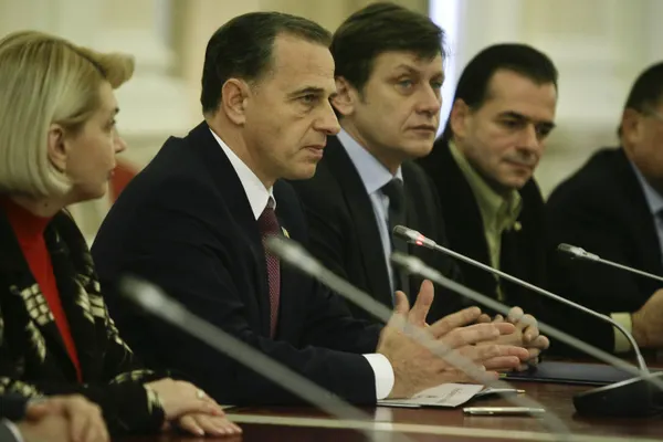 Bursa zvonurilor: Viitorul Guvern Johannis ar conţine zece miniştri de la PSD şi opt de la PNL