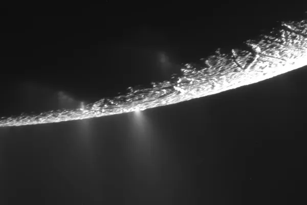 Cassini a trimis noi imagini cu Enceladus, satelitul lui Saturn