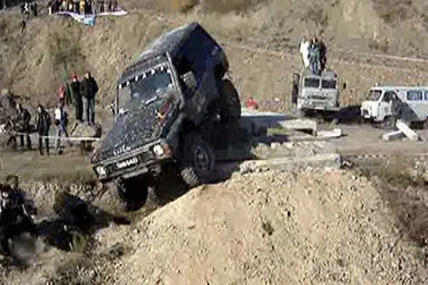 Doi jurnalişti au scăpat ca prin minune dintr-un accident petrecut la un raliu, în Rusia IMAGINI ŞOCANTE