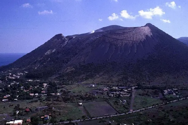 O echipă internaţională va săpa într-un vulcan din Italia care este gata să erupă