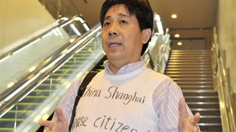 Feng Zhenghu locuieşte de circa o lună într-un aeroport din Japonia, în semn de protest faţă de abuzurile guvernului chinez